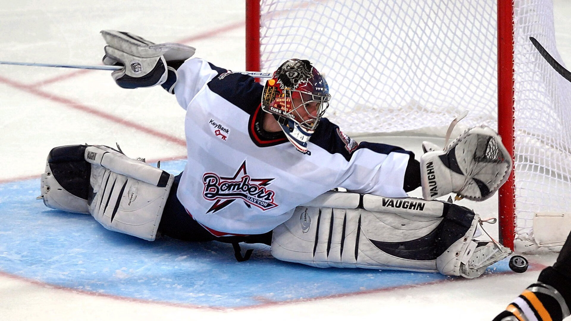 冠军赛终场哨响,球员泪洒赛场写下难忘瞬间,冠军被推出赛道