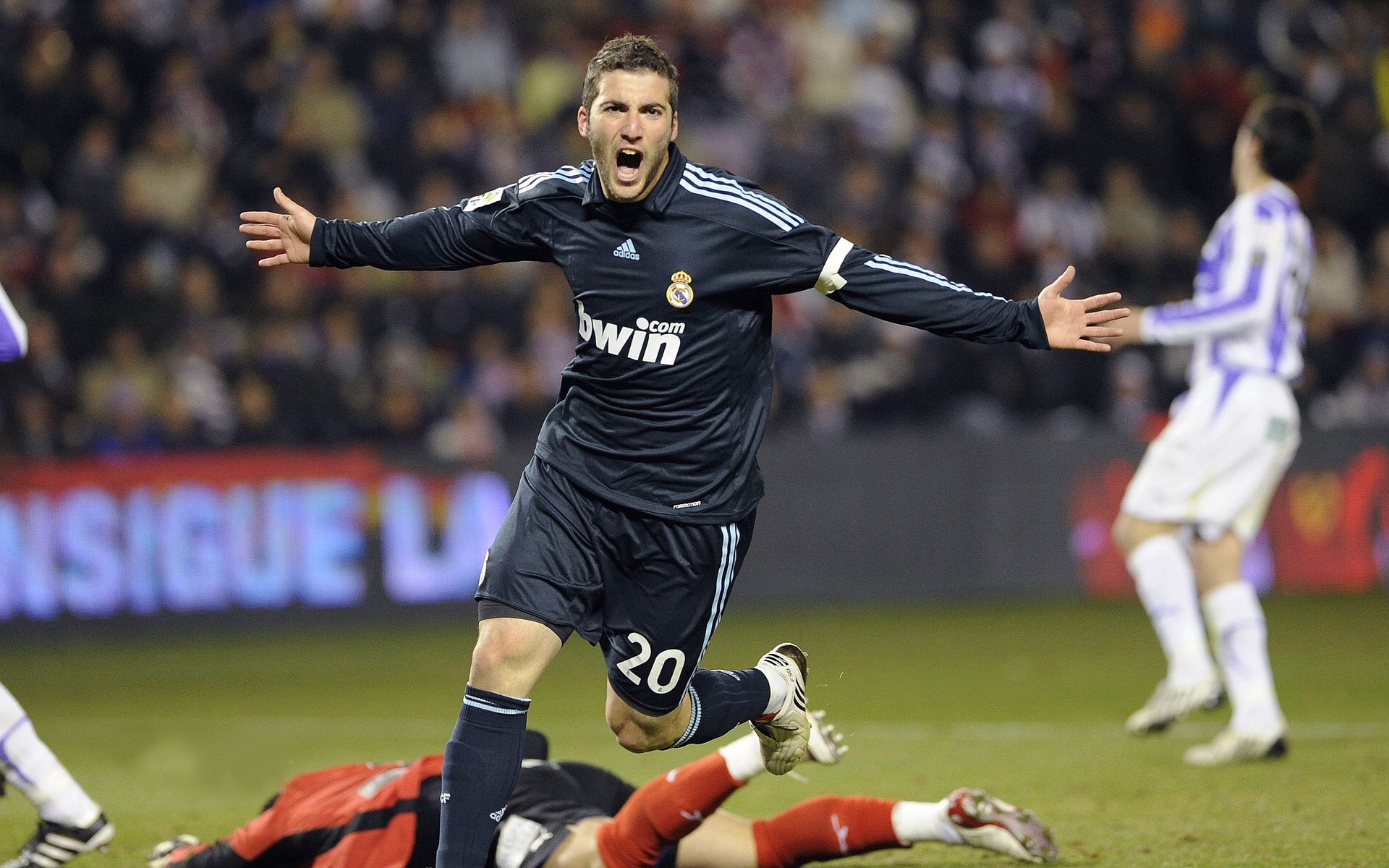 中国男足世预赛客场2比1逆转乌兹别克斯坦 张玉宁伤停补时绝杀夺关键三分